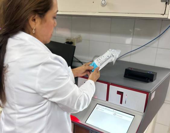Hospital de Soná recibe equipo para detectar patógenos con una sola muestra