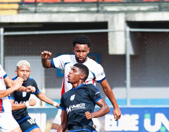 Cortesía LPF | Jugadores del Plaza Amador y UMECIT FC (azul).