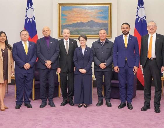 ML | Diputados junto a la vicepresidenta Hsiao Bi-khim.