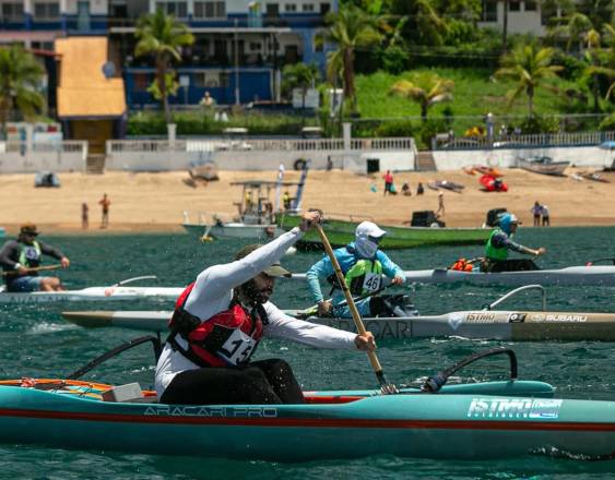Cortesía www.rauldom.com | Remeros en la 2da válida del Campeonato Nacional de Canoas Polinesias, en el sector de Taboga, en el golfo de Panamá.
