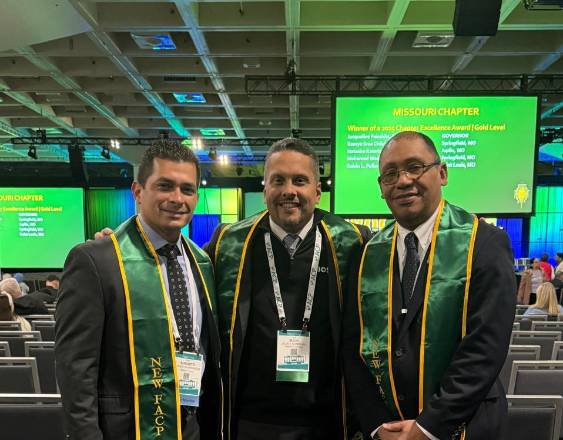 ml | Los doctores Augusto Hernández y Eduardo Prado, acompañados del doctor Julio Sandoval durante la ceremonia.