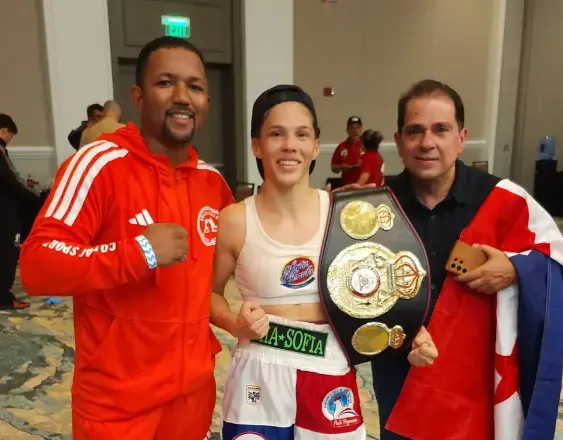 Nataly Delgado conquista el título mundial supermosca de la AMB