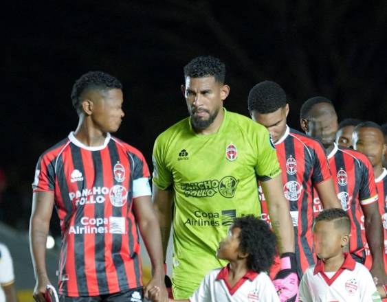 Cortesía Sporting San Miguelito | El arquero panameño José Calderón (de verde).