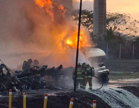 Cortesía | Unidades del cuerpo de bomberos sofocando el incendio en La Boca.