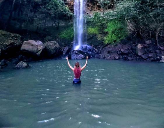 Hey Panamá | Vista frontal de la cascada La Poma en el Oeste.