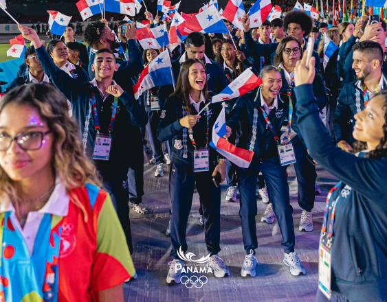 Cortesía COP | Un grupo de la delegación deportiva de Panamá en el acto de inauguación de los IV Juegos Suramericanos de la Juventud Panamá 2026, en el estadio Rommel Fernández.