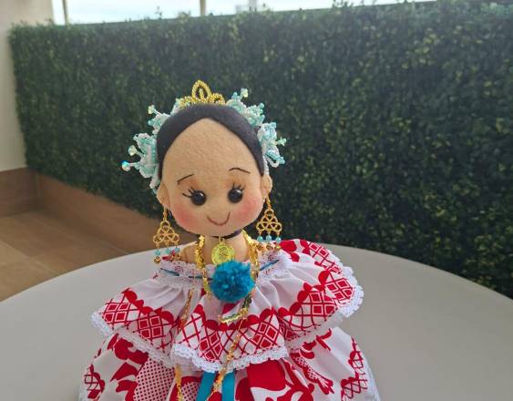 Cortesia | Muñeca con pollera de gala, realizada con fieltro.