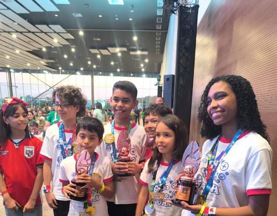 Ml | Los campeones con su premio.