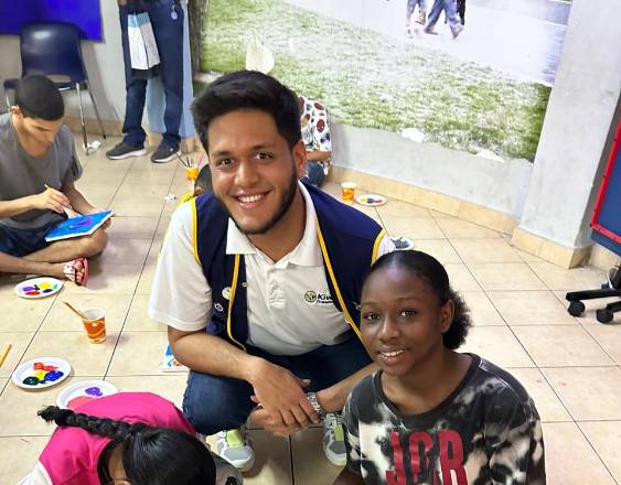 Cortesía | Farid Batha Bhiku comparte con diveros niños durante la realización de un taller de arte.