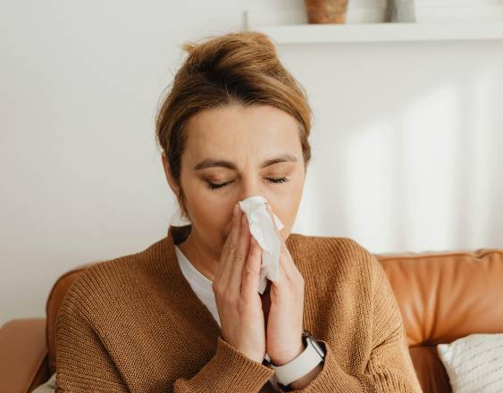 Pexels | Persona con alergia.