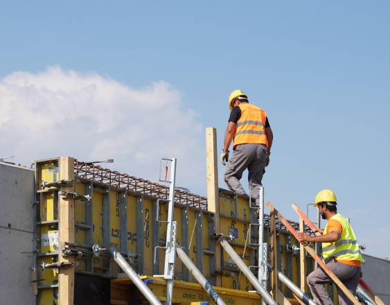PEXELS | Hombres trabajan en la construcción de un proyecto.