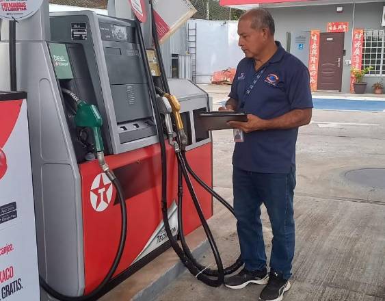 La ACODECO verifica cumplimiento de precios máximos de combustibles
