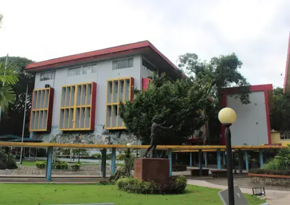ML | Edificio de la Universidad de Panamá.