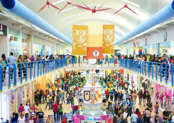 Cortesía | Compradores recorren los pasillos del centro comercial Albrook Mall, donde visitan distintos negocios.