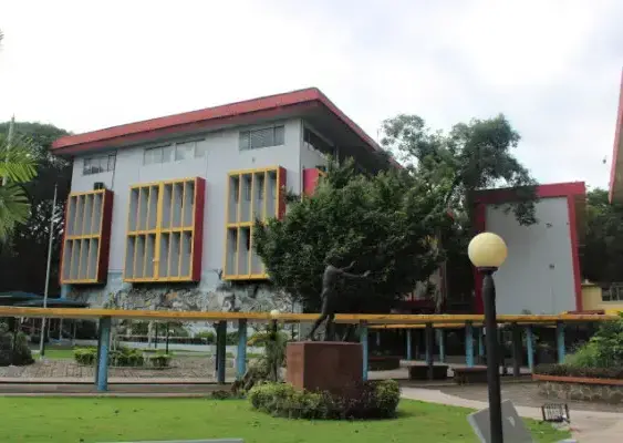 ML | Edificio de la Universidad de Panamá.