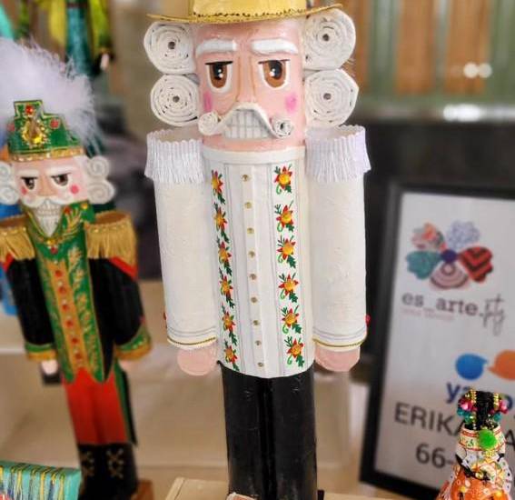ES_ARTE.PTY, emprendimiento que transforma papel periódico en arte