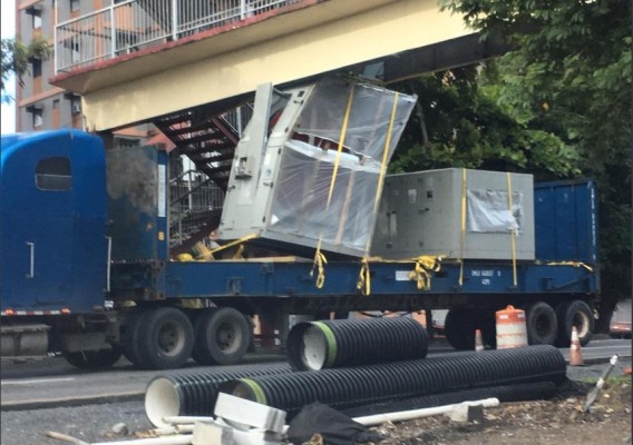 Carga de un camión de equipo pesado colisiona contra puente en Tumba Muerto