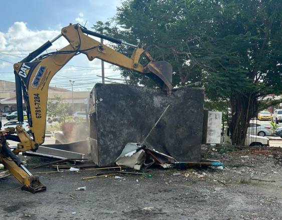 ML | Desalojan quioscos en el parque de Brisas del Golf.