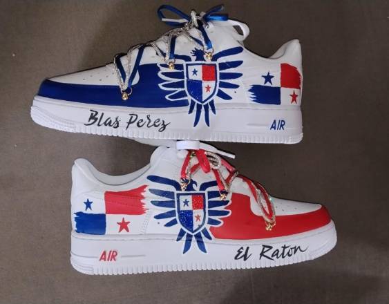 Cortesía | Zapatillas con diseño de la bandera de Panamá.
