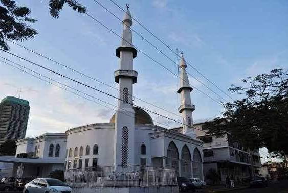 ML | La mezquita tiene una planta baja centralizada con una cúpula .
