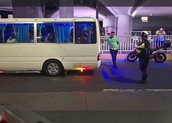 Sancionan a transportista por obstrucción del tránsito, desatender señales y por manejo desordenado