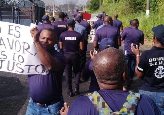 Bomberos colonenses protestan por la poca atención de las autoridades de la institución