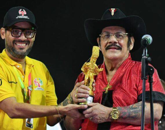 Aníbal “Sensación” Velásquez recibió el Súper Congo de Oro en el Carnaval de Barranquilla