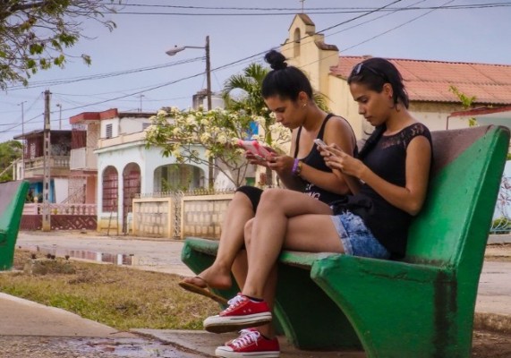 ¿Cómo funciona la mayor red privada de Cuba que reemplazó por años a internet?