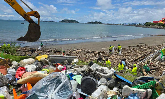 ML | Acumulación de basura y múltiples desechos en una playa de la ciudad capital.