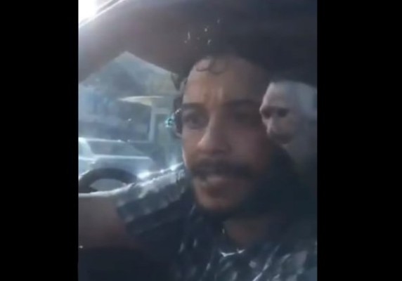 Hombre que conducía en estado etílico con un mono es detenido