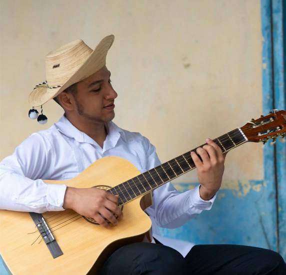 Bayron Ortiz: La herencia que suena a típico