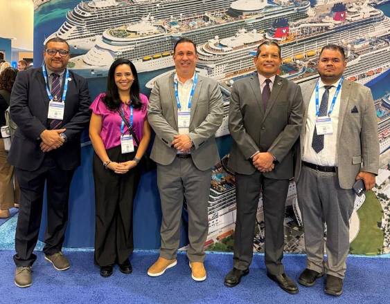 ML | Delegación de la Universidad Marítima Internacional de Panamá (UMIP).