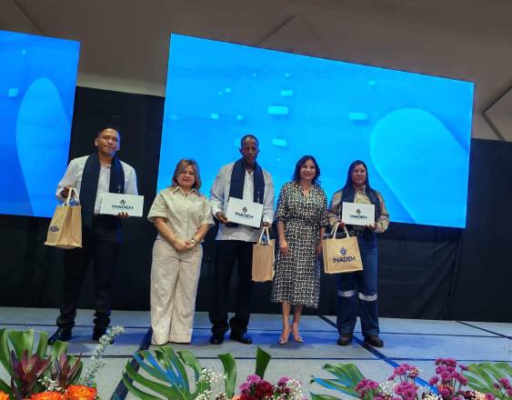 Cortesía | Graduados junto a la directora del Inadeh y la primera Dama de la República.