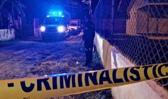 Hallan cuerpo calcinado dentro de un vehículo en Pedregal