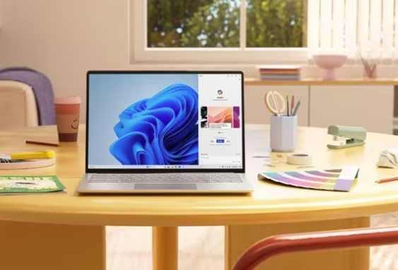 Ordenador portátil con Windows 11 sobre una mesa.