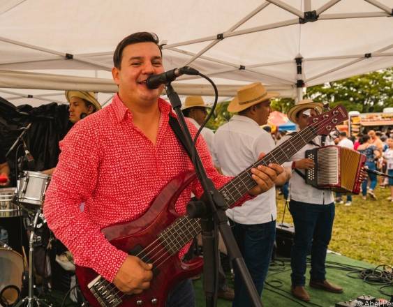 ML | El cantautor y multiinstrumentista panameño, Celsito Quintero Castillo, cantando y tocando el bajo en vivo en un evento bailable de música típica.
