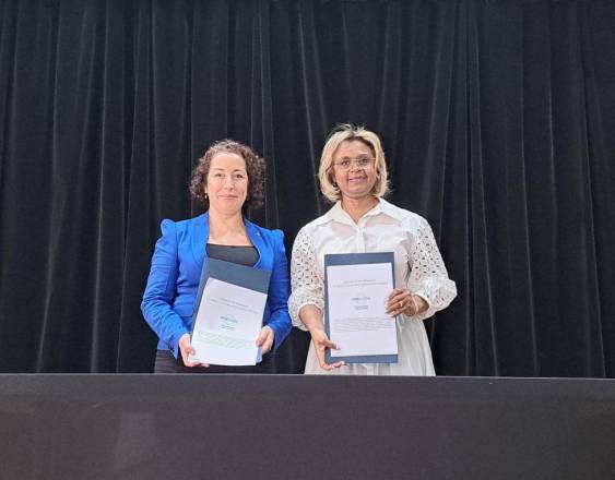 ML | Firma del acuerdo Prezode entre la viceministra de salud Ivette Berrío y la representante a.i de OMS/OPS Zohra Abaakouk.