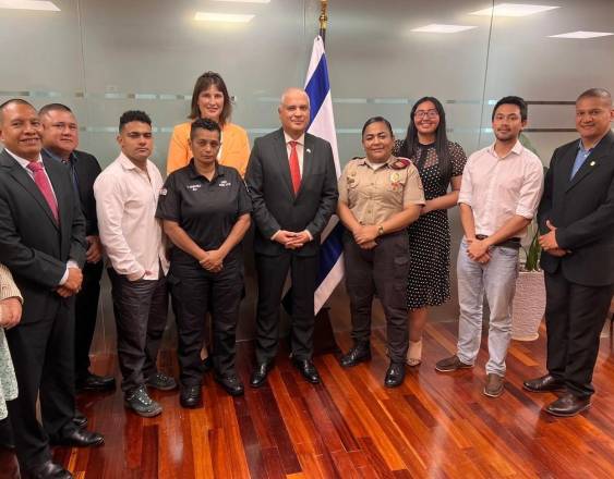 Cortesía | El embajador y la viceembajadora junto a los participantes.