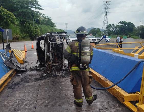 Cortesía | Bomberos atienden la emergencia.
