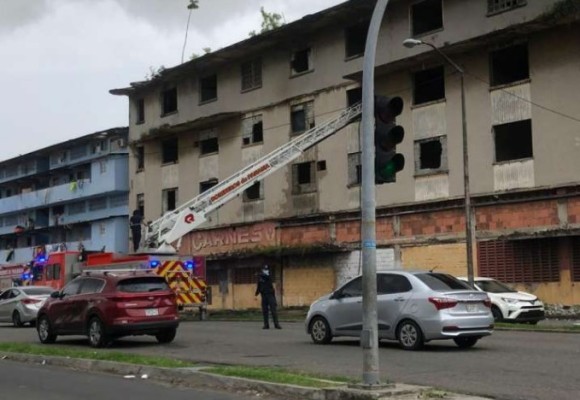 Bomberos atienden incendio en San Miguel