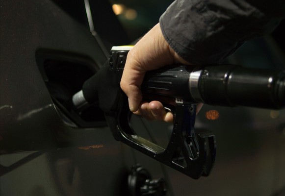Precios de los combustibles presentan leve baja desde este viernes