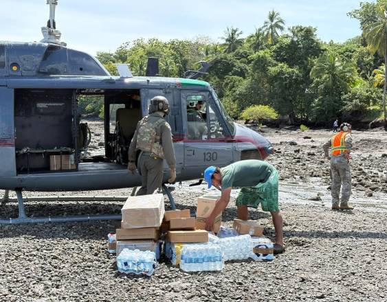 Cortesía | Helicóptero del SENAN con ayuda humanitaria a residentes de Isla Cébaco.