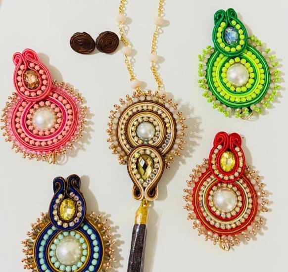 Aretes y collares, emprendimiento que resalta la belleza femenina