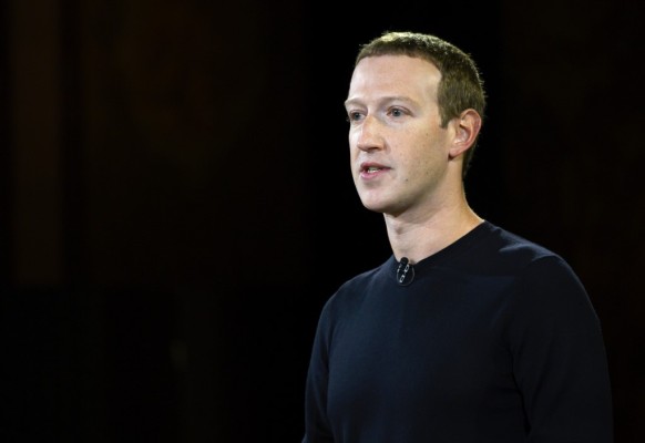 Zuckerberg cede a presiones de trabajadores y confirma que revisará las políticas de Facebook
