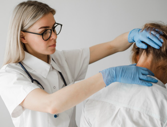Magnific | Una paciente en consulta clínica siendo evaluada por la dermatóloga.