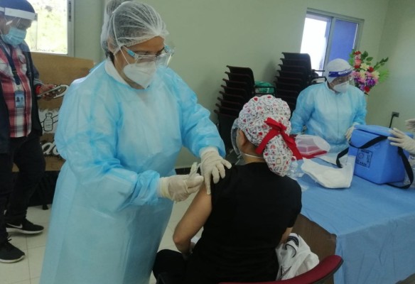 Minsa utilizará reserva de vacunas contra el Covid-19 para inmunizar al personal de salud