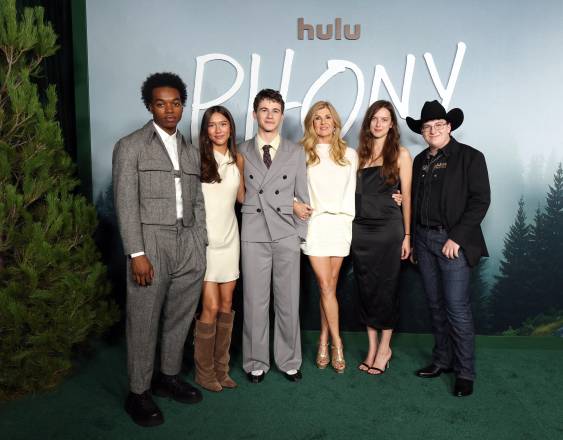 Asisten al estreno en Los Ángeles de “Phony”, de Hulu, en el Pacific Design Center.