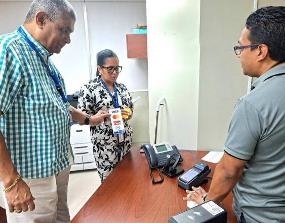 ml | Personal administrativo explica el proceso.