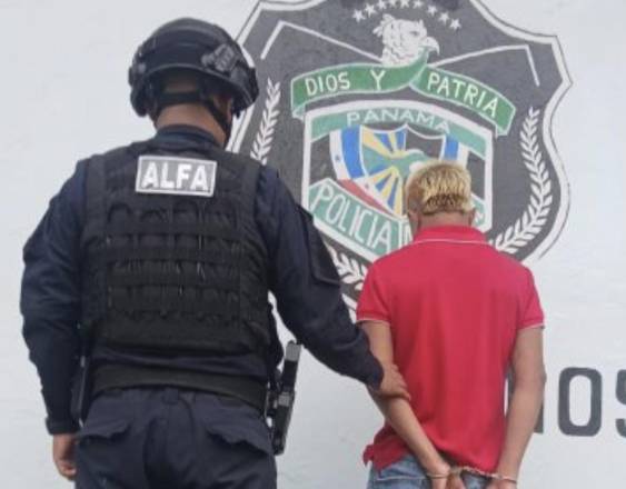 Cortesía | El detenido junto a una unidad de la Policía Nacional.