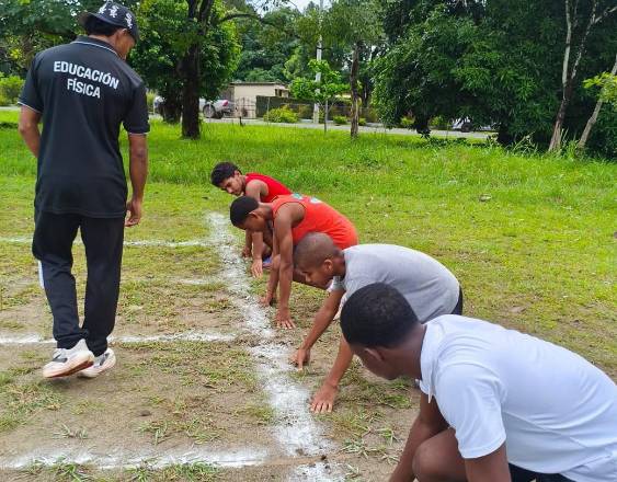 MEDUCA | Un docente de Educación Física brinda diversas instrucciones a sus estudiantes antes de iniciar una competencia atlética.